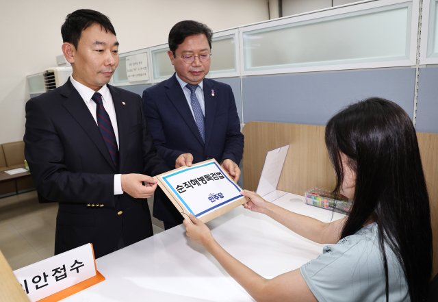 더불어민주당 김용민 원내정책수석부대표(왼쪽)와 김승원 국회 법제사법위원회 간사가 8일 오후 국회 의안과에 순직해병특검법안을 제출하고 있다. 연합뉴스