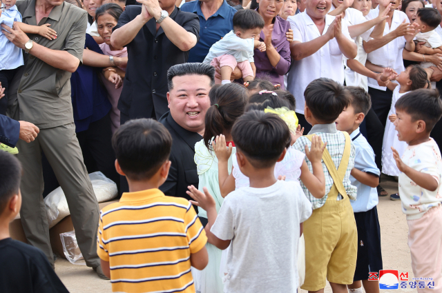 김정은 북한 국무위원장이 평안북도, 자강도, 양강도 등에서 지난달 말 수해로 집을 잃은 어린이와 학생, 노인, 환자, 영예 군인 등을 평양으로 데려가 피해복구 기간 지낼 곳을 마련해주겠다고 밝혔다. 김 위원장은 지난 8∼9일 평안북도 의주군 수해지역을 찾아 폭염 속에 천막으로 만든 임시거처에서 지내는 이재민들을 위로하고 이런 조치를 발표했다고 조선중앙통신이 10일 전했다. [국내에서만 사용가능. 재배포 금지. For Use Only in the Republic of Korea. No Redistribution] 연합뉴스