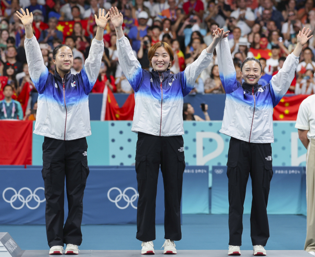 한국의 신유빈, 이은혜, 전지희(왼쪽부터)가 10일(현지 시간) 프랑스 파리 사우스 파리 아레나에서 열린 2024 파리 올림픽 여자 단체전 동메달 결정전에 출전해 독일을 꺾은 뒤 시상대에 올라 환호하고 있다. 연합뉴스