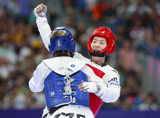 10일(현지시간) 프랑스 파리 그랑팔레 태권도 경기장에서 열린 2024 파리올림픽 태권도 여자 67kg급 16강전에서 한국 이다빈이 체코의 페트라 스톨보바와 경기에서 득점한 뒤 환호하고 있다. 이다빈은 이경기에서 승리해 다음 라운드에 진출했다. 연합뉴스