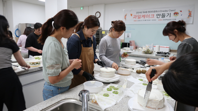 제4회 원데이클래스 과일케이크 만들기 체험 모습. 영주시 제공