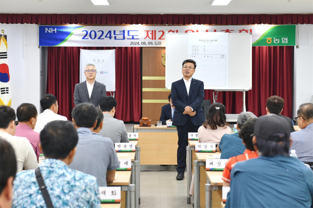 박재열 신용상임이사 당선자(왼쪽)와 김환진 경제상임이사 당선자가 지난 9일 대구 동구 신암동 대구축산농협 3층 대회의실에서 열린 임시총회에서 신임 상임이사로 선출된 이후 소감을 발표하고 있다. 대구축협 제공