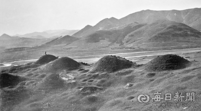 1909년 촬영된 경주 서악리 선도산 자락에 자리한 고분군 전경. 4기의 큰 능 주변으로 작은 무덤이 여러기 들어서 있고 일부 봉분에는 도굴 흔적도 보인다. 태종무열왕릉은 왼쪽에 자리하고 있으나 사진에는 보이지 않는다. 촬영-야쓰이, 소장-정인성