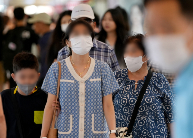 코로나19 환자가 한 달 사이 9배 가까이 증가하면서 무서운 확산세를 보이고 있다. 19일 대구 반월당 지하상가에서 마스크를 쓴 시민들이 발걸음을 옮기고 있다. 김영진 기자 kyjmaeil@imaeil.com