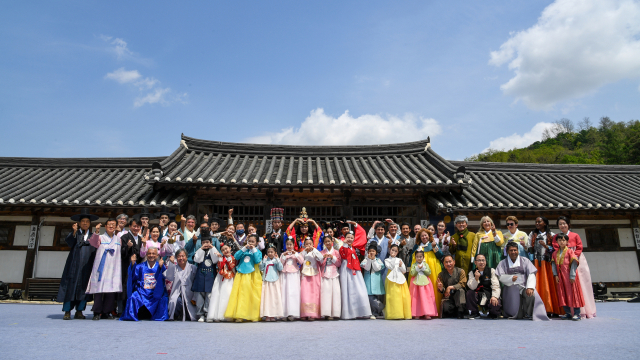 영주한국선비문화축제에 참가한 각국 대표들이 손가락 하트를 하며 축제 성공을 기원하고 있다. 영주시 제공