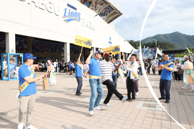 강영석 상주시장이(가운데 파란색) 지난해 삼성라이온즈 홈구장 앞에서 모자축제페스티벌을 홍보하고 있다.