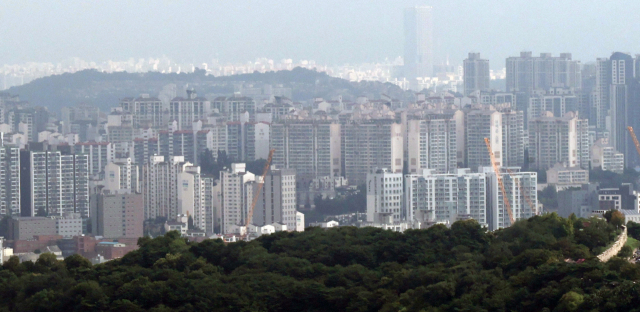 12일 남산에서 바라본 강북지역 모습. 이날 서울부동산정보광장에 따르면 7월 서울 아파트 계약 건수는 전날까지 6천911건이다. 7월 계약분 신고 기한이 이달 말까지로 20일가량 남아 있는데 전월 거래량(7천450건)의 92.8%까지 도달했다. 거래지역은 노원·도봉·강북구 등 강북권이 늘어났다. 연합뉴스