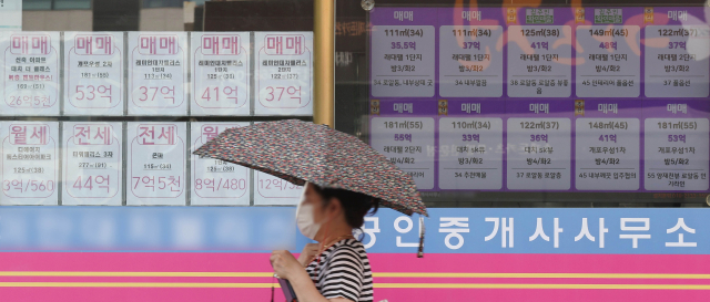 11일 국토교통부 실거래가 공개시스템에 따르면 올해 1∼6월 50억 원 이상에 매매 계약이 체결된 서울 아파트는 총 142채(8월 10일 집계 기준)에 달한다. 이는 지난해 같은 기간 거래량(58채)에 비해 144% 증가한 수치다. 사진은 이날 서울 시내 한 공인중개사사무소에 게시된 매물 정보. 연합뉴스