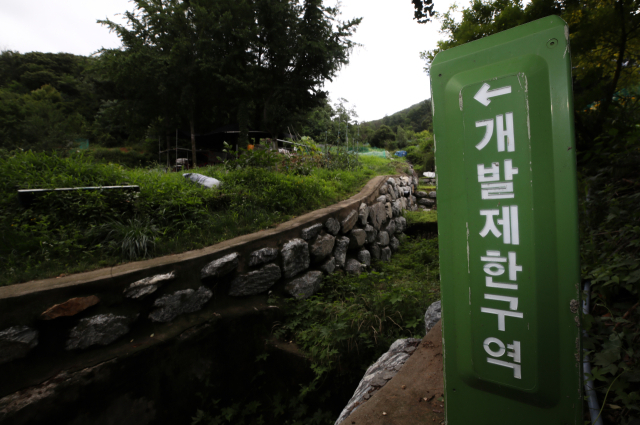 정부가 급등하는 서울 집값을 잡기 위해 개발제한구역(그린벨트) 해제 카드를 꺼냈다. 서울을 포함한 수도권 그린벨트를 풀어 총 8만가구를 공급할 수 있는 신규 택지 후보지를 오는 11월부터 발표한다. 정부는 8일 부동산 관계장관회의를 열고 이 같은 내용이 담긴 