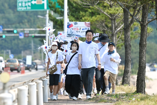 임종식 경북교육감이 학생들과 함께 지난 6월 평화로 미래로 함께 나아가자는 피켓을 들고 학도의용군을 추념하는 호국길 걷기 행사에 참여하고 있다. 경북교육청 제공