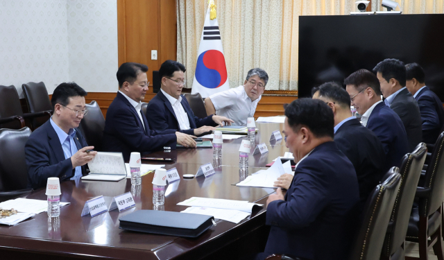 방기선 국무조정실장이 13일 서울 종로구 정부서울청사에서 열린 전기차 안전 관련 관계부처회의를 주재하고 있다. 연합뉴스