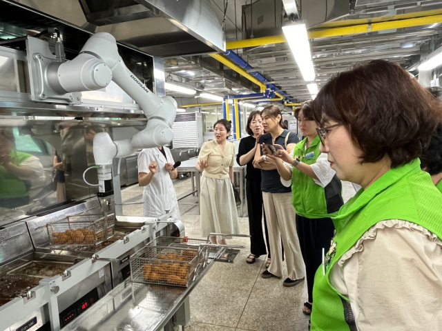 13일 대구 동구 팔공초·중학교 조리실에서 열린 