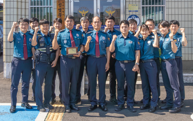 상반기 베스트 지역경찰관서로 선정된 영주경찰서 신영주지구대 직원들이 파이팅을 외치며 수상의 기쁨을 나누고 있다. 영주서 제공