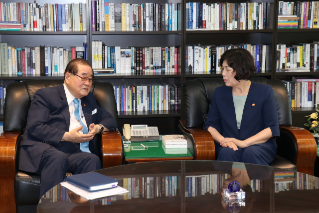 강정애 국가보훈부 장관(오른쪽)이 13일 서울 여의도 광복회관에서 광복회의 광복절 경축식 참석을 설득하기 위해 이종찬 광복회장과 면담하고 있다. 연합뉴스