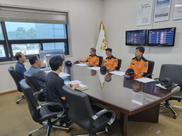 신기선 대구동부소방서장이 지난 14일 오후 동구 지저동에 위치한 대형 다중이용시설인 한국공항공사 대구국제공항을 찾아 화재예방 및 안전관리 사항을 점검했다. 대구동부소방서 제공