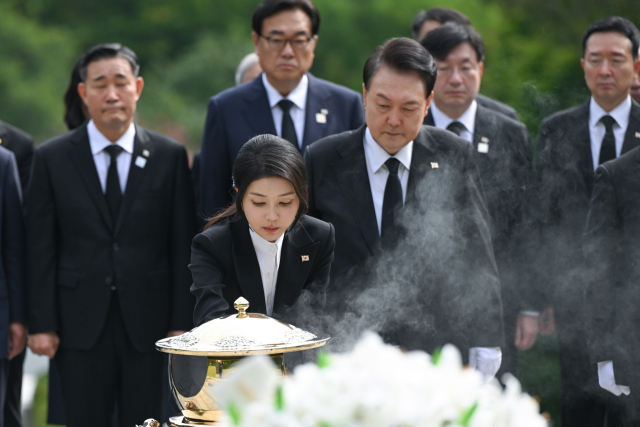 윤석열 대통령과 부인 김건희 여사가 15일 육영수 여사 서거 50주기를 맞아 서울 동작구 국립서울현충원 내 육영수 여사 묘역을 찾아 헌화와 분향을 하고 있다. 연합뉴스