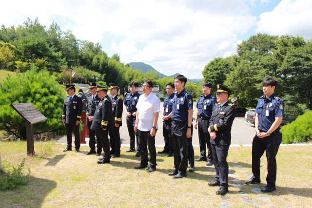 경북북부제1교도소가 광복절을 맞아 지난 14일 영덕 신돌석 장군 유적지를 찾았다. 경북북부제1교도소 제공