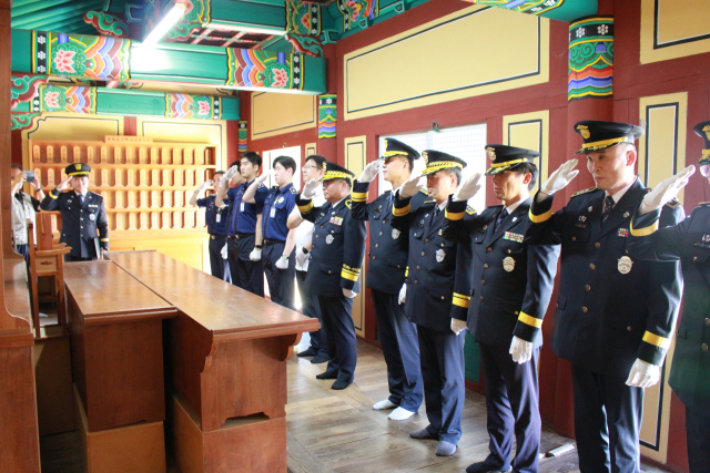 경북북부제1교도소가 광복절을 맞아 지난 14일 영덕 신돌석 장군 유적지를 찾았다. 경북북부제1교도소 제공