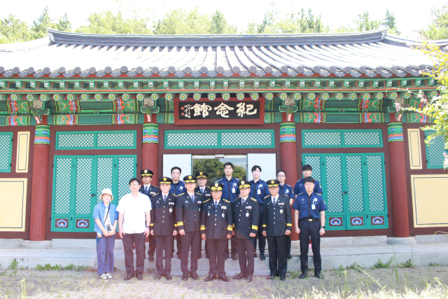 경북북부제1교도소가 광복절을 맞아 지난 14일 영덕 신돌석 장군 유적지를 찾았다. 경북북부제1교도소 제공