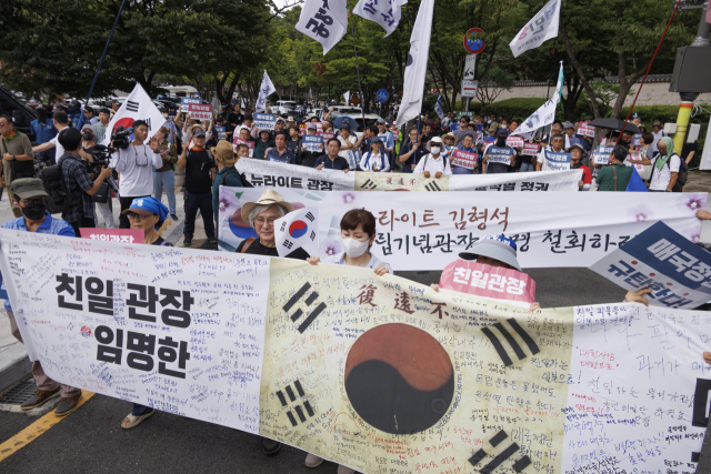 제79주년 광복절인 15일 항일독립선열 선양단체 연합(항단연)이 15일 서울 용산구 효창공원 내 삼의사 묘역에서 개최한 광복절 기념식을 마친 참석자들이 독립기념관장 임명 철회 등을 요구하며 행진을 하고 있다. 연합뉴스