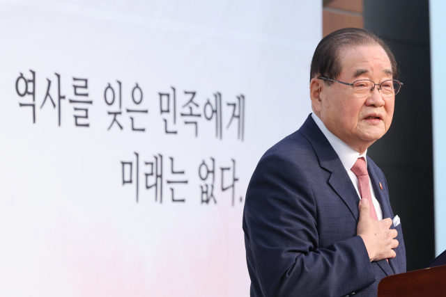 제79주년 8·15 광복절인 15일 오전 서울 용산구 효창공원 내 백범김구기념관에서 열린 광복회 주최 광복절 기념식에서 이종찬 광복회장이 기념사하고 있다. 광복회 등 독립운동단체는 김형석 신임 독립기념관장이 