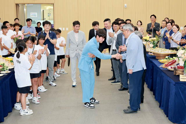 파리 올림픽에서 금메달을 획득하고 돌아온 김제덕 선수가 김학동 예천군수 등 환영인파의 축하를 받으며 행사장에 들어오고 있다. 예천군 제공