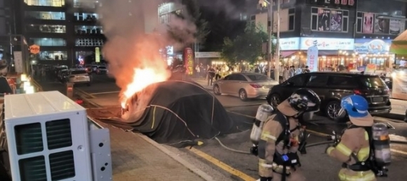 16일 오후 7시 40분쯤 경기 용인시 기흥구 구갈동 노상에 있던 테슬라 전기차에서 불이 났다. 경기도소방재난본부 제공