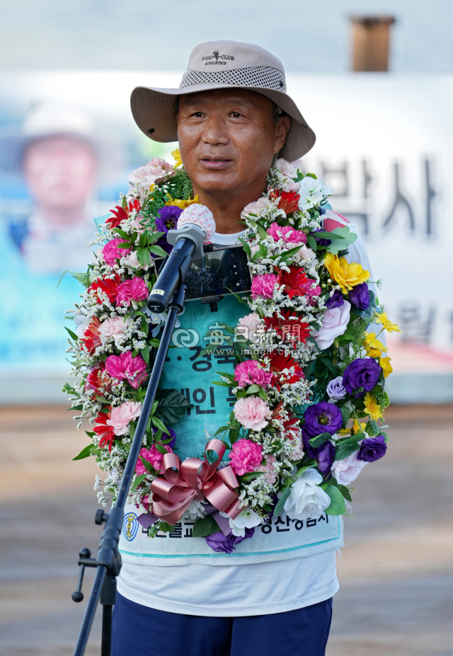 이철우 경북도지사(오른쪽)가 서울 광화문에서 출발해 21일 동안 약 280km를 걸어 6일 오후 경북도청에 도착한 이범식 박사의 의족을 한 다리를 살펴보고 있다. 경북도청 제공