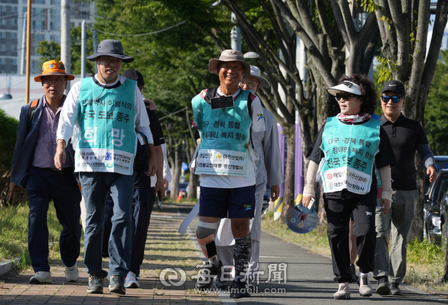 안문길 경산시의회 의장이 서울~경산간 국도 도보종주를 완주한 이범식 박사 축ㅎ 행사에서 인사말을 하고 있다. 김진만 기자