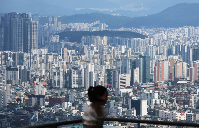 16일 서울 남산에서 바라본 서울 시내 아파트 단지 모습. 정부의 대규모 주택공급 대책 발표에도 서울 아파트값이 21주 연속 상승세를 이어가며 5년 11개월 만에 가장 큰 폭으로 올랐다. 서울 성동구 아파트값은 한 주간 0.63%나 뛰며 10년 11개월 만에 최대 상승 폭을 기록했다. 여기에 수도권 아파트값도 상승 폭을 키워 서울 아파트 시장 열기가 주변으로 확산하는 모습이다. 연합뉴스