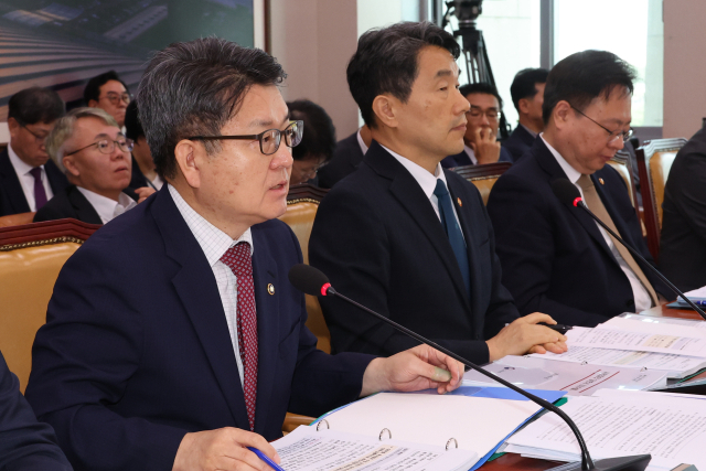 오석환 교육부 차관(왼쪽)이 16일 오전 서울 여의도 국회에서 열린 교육위원회와 보건복지위원회의 