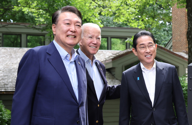 윤석열 대통령, 조 바이든 미국 대통령, 기시다 후미오 일본 총리는 지난 2023년 열린 캠프 데이비드 한미일 정상회의 1주년을 기념해 18일 3국 정상 공동성명을 발표했다. 사진은 지난 2023년 8월 18일 윤 대통령과 바이든 미 대통령, 기시다 일본 총리가 지난 2023년 8월 18일 워싱턴DC 인근 미국 대통령 별장인 캠프 데이비드에서 열린 한미일 정상회의를 앞두고 로렐 로지 앞에서 기념 촬영하는 모습. 연합뉴스