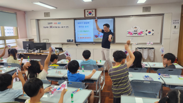 김창석 부산시의원이 지난 16일 부산 사상구 동궁초등학교에서 