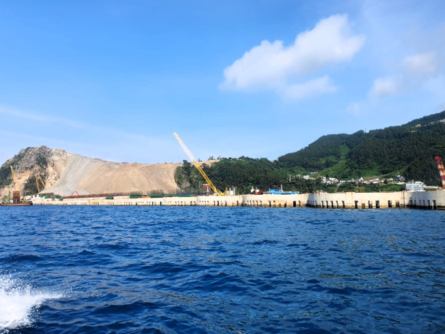 해상에서 본 울릉공항 건설현장. 조준호 기자