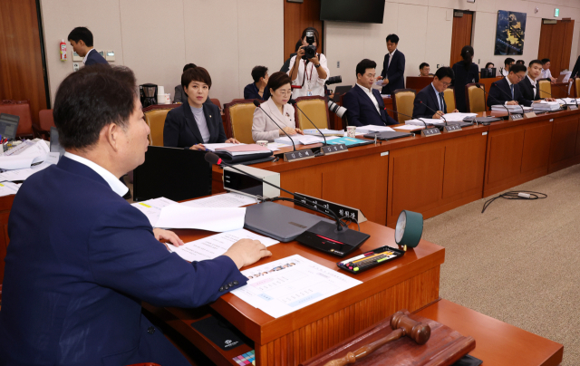 1일 오전 국회 국토교통위원회에서 열린 전세사기피해자 지원 및 주거 안정에 관한 특별법 일부개정법률안 등을 심의하는 국토법안심사소위원회 회의에서 국민의힘 소속 권영진 소위원장이 발언하고 있다. 연합뉴스