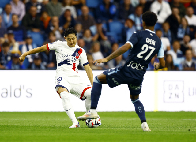 왼발 감아차기로 리그 1호골을 터뜨리고 있는 이강인(PSG). 연합뉴스