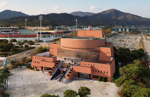 김천시문화예술회관(사진)이 개관 이후 24년 만에 새 단장을 위한 전면 리모델링 공사에 들어간다. 오는 9월 추석 연휴를 시작으로 약 1년 6개월에 걸친 공사를 시작함에 따라 공연장 및 전시실 등 전면휴관(운영 중단) 한다. 김천시 제공