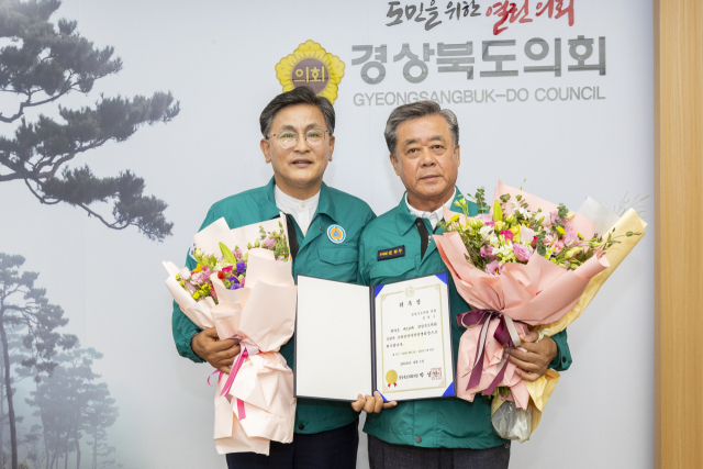 경북도의회 국제친선의원연맹 회장에 위촉된 김희수 의원(사진 오른쪽)과 박성만 의장. 경북도의회 제공