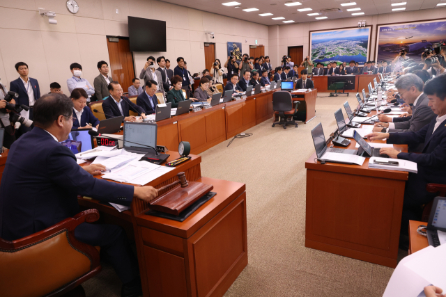 국회 국토교통위원회 맹성규 위원장이 21일 국회에서 열린 전체회의에서 의사봉을 두드리고 있다. 국토위는 이날 전세사기특별법 개정안을 여야 합의로 처리했다. 연합뉴스