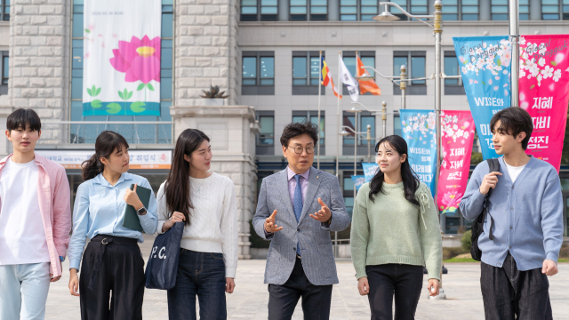 류완하 동국대 와이즈캠퍼스 총장과 학생들. 동국대 와이즈캠퍼스 제공