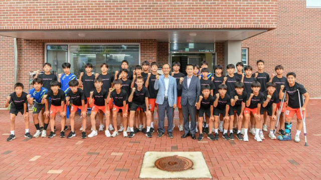 박남서 영주시장이 결승전에 출전하는 풍기중학교 축구부 선수들을 격려하고 있다. 마경대 기자