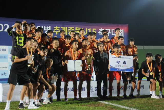 창단 42년만에 전국대회 첫 왕좌에 오른 풍기중학교 축구부 선수들이 시상 무대에 올라 포즈를 취하고 있다. 풍기중 제공