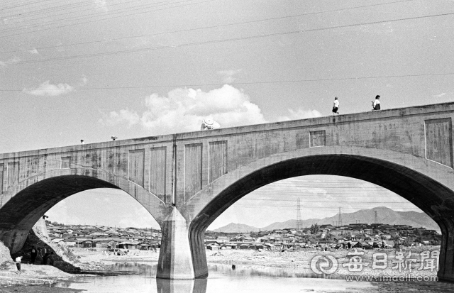 1958년 여름날 대구 신천 남쪽 방향으로 촬영한 철도교(푸른다리). 당시 이 일대 다리는 신천교(현 칠성교)와 수성교 뿐이어서 신천 동쪽 주민들은 기차가 뜸한 시간을 틈타 지름길인 철교를 걸어 강을 건너 다녔다. 사진=매일아카이빙센터