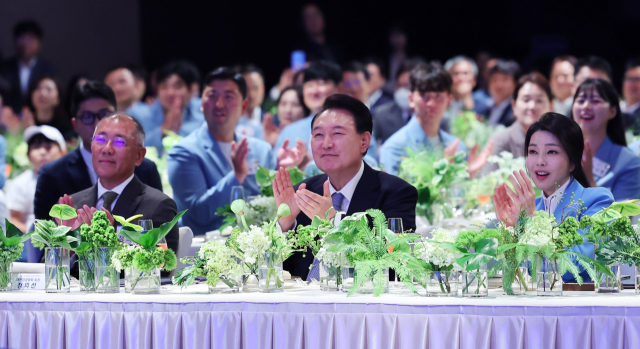 윤석열 대통령과 김건희 여사가 22일 서울 한 호텔에서 열린 