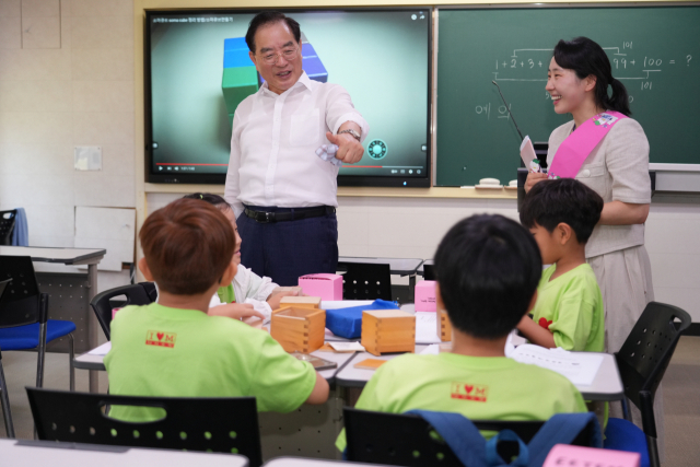 하윤수 부산시교육감이 23일 오전 부산교대 대학생 학습지원 튜터링 특별캠프 현장을 찾아 초등학생들과 소통하고 있다. [사진=부산시교육청]