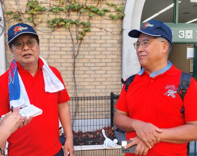 진창수 오사카 총영사(왼쪽)와 강종부 교육 영사가 23일 일본 효고현 고시엔 구장 앞에서 고시엔 대회 결승전이 끝난 뒤 인터뷰에 응하고 있다. 채정민 기자