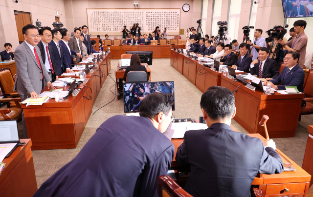 지난달 31일 국회에서 열린 법제사법위원회 전체회의에서 정청래 위원장이 