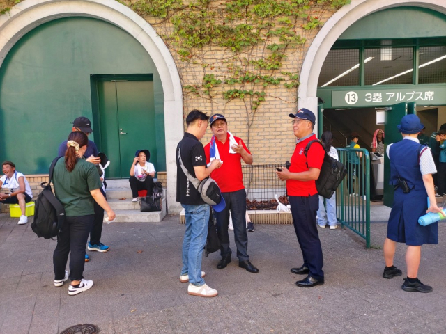 23일 일본 효고현 고시엔 구장. 고시엔 대회가 교토국제고의 우승으로 막을 내린 직후 진창수 총영사(가운데 붉은 옷), 강종부 교육 영사가 인터뷰에 응하고 있다. 지인 제공