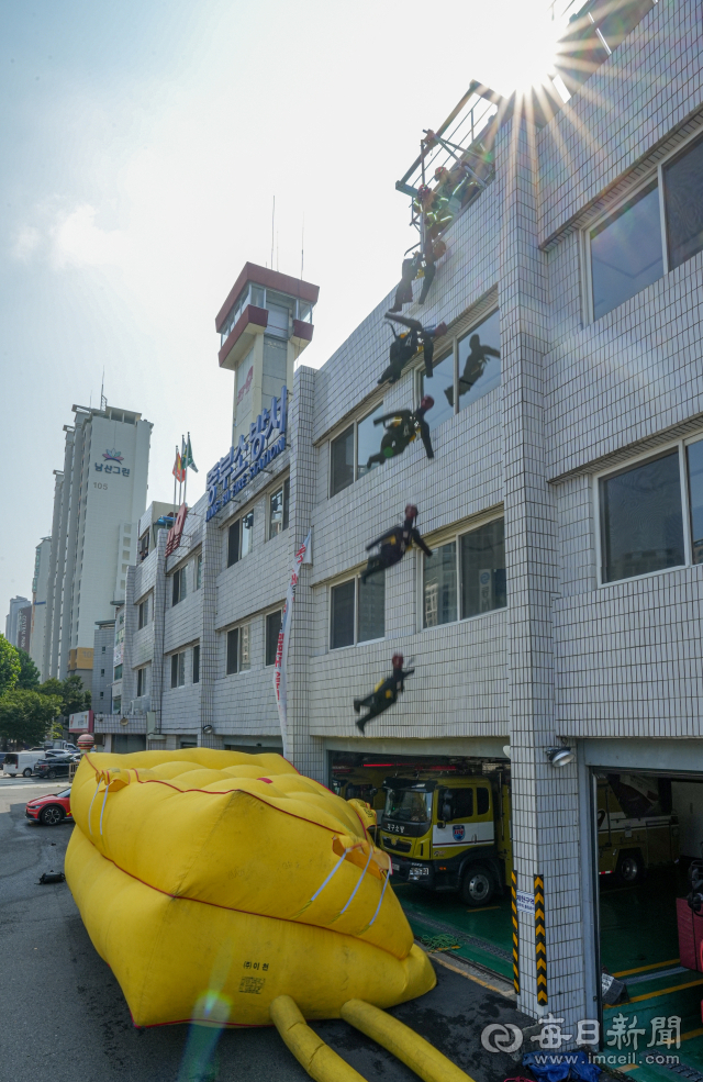 경기 부천 호텔 화재 현장에서 에어매트가 뒤집혀 인명사고가 발생해 논란이 일고 있는 가운데 지난 8월 대구 중부소방서에서 소방대원들이 에어매트 가장자리 부분으로 더미인형을 낙하 시킨 후 안정성 여부를 확인하는 훈련을 하고 있다. 매일신문 DB