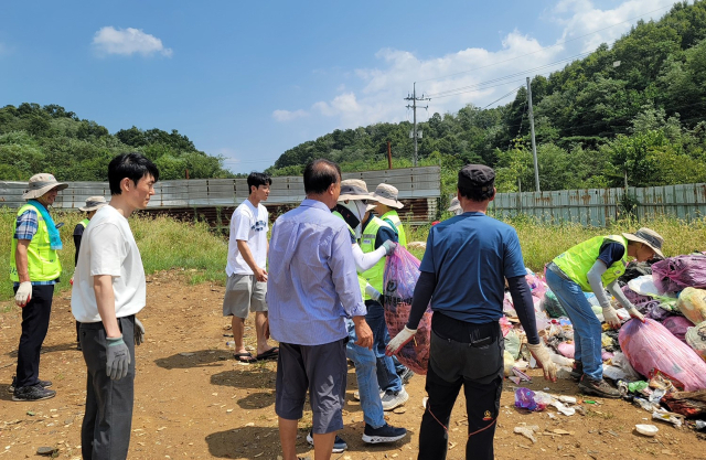 주민이 실수로 버린 돈 봉투를 쓰레기 더미를 뒤져 찾아준 안동시 자원순환과 공무원들. 안동시 제공